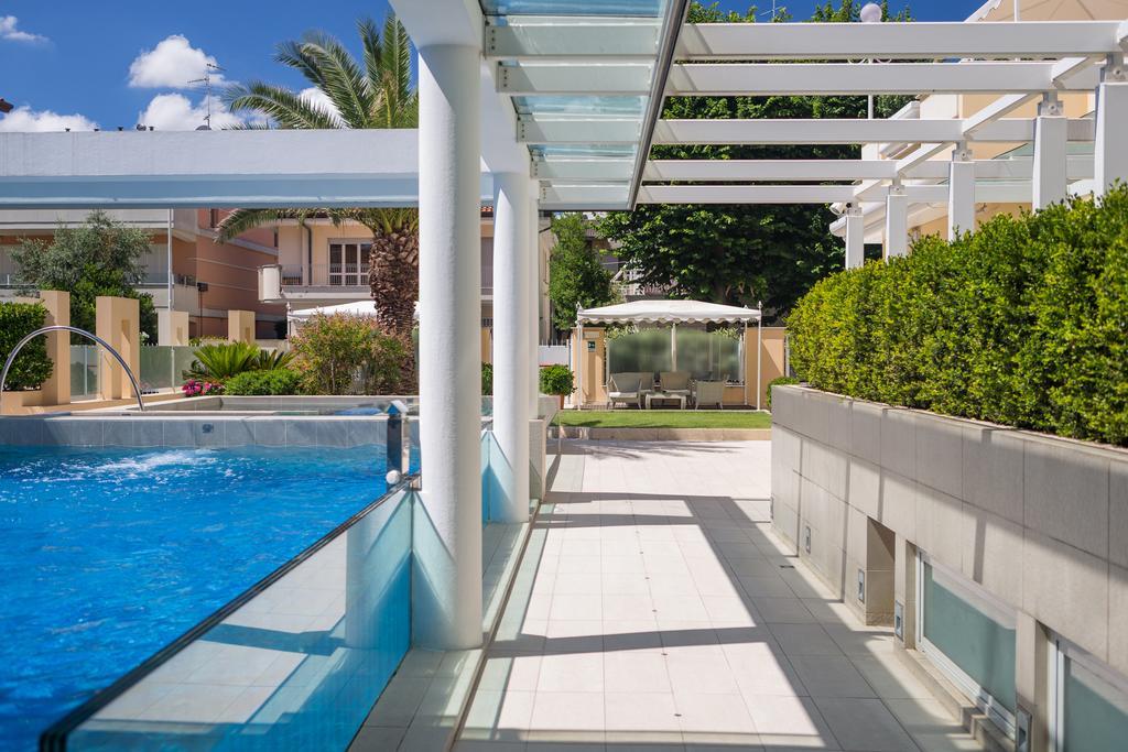 Hotel Luna Riccione E Aqua Spa Only Adults +12 Bagian luar foto