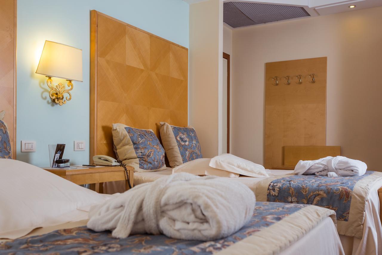 Hotel Luna Riccione E Aqua Spa Only Adults +12 Bagian luar foto
