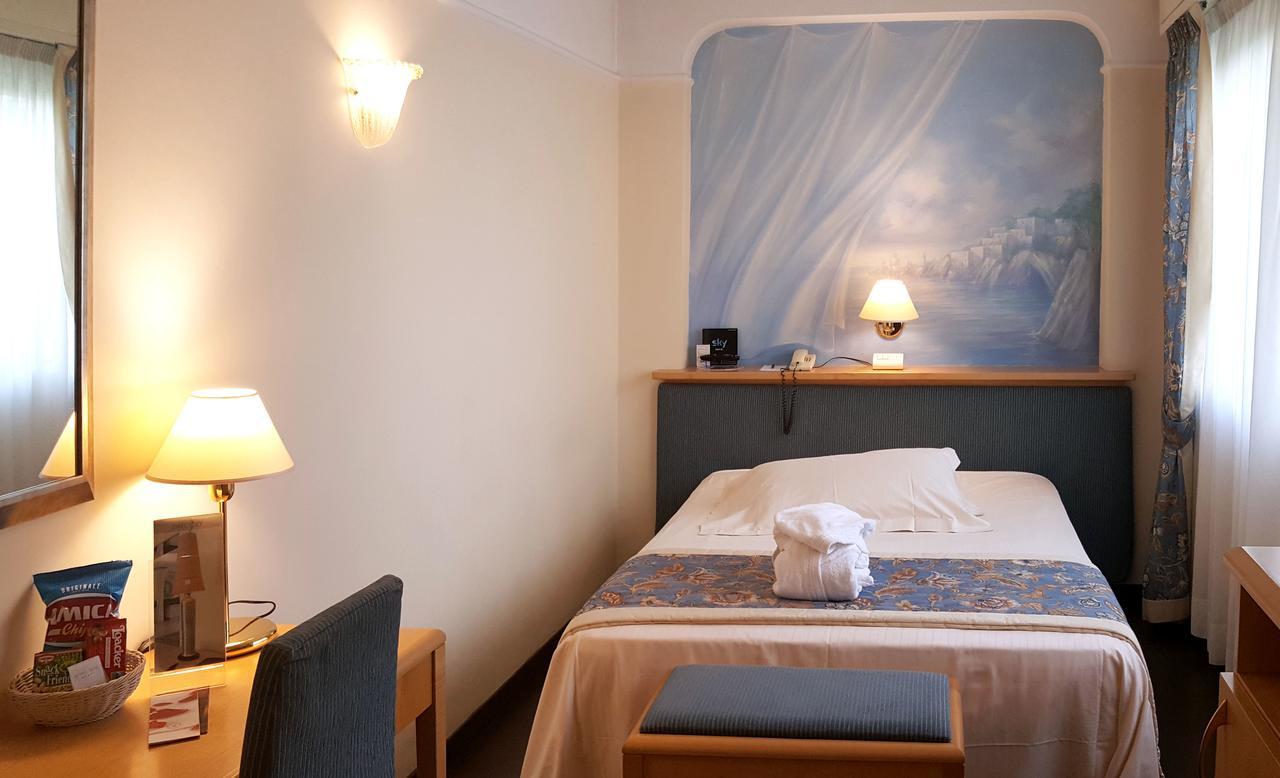 Hotel Luna Riccione E Aqua Spa Only Adults +12 Bagian luar foto