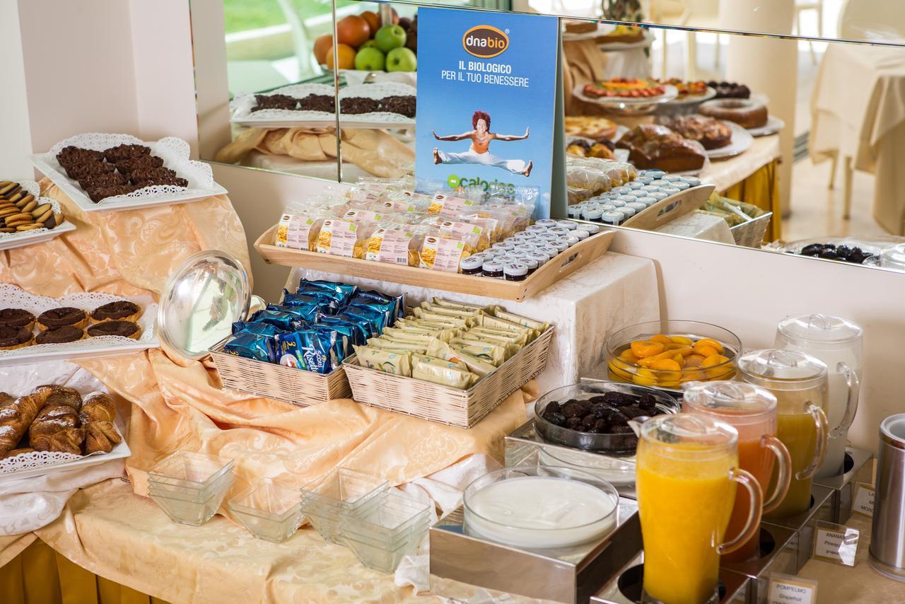 Hotel Luna Riccione E Aqua Spa Only Adults +12 Bagian luar foto